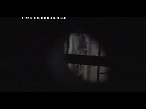 ❤️ Lourinho é filmado secretamente por um voyeur de bairro escondido atrás de tijolos ocos ❌ Pornuts em nós ❌️❤